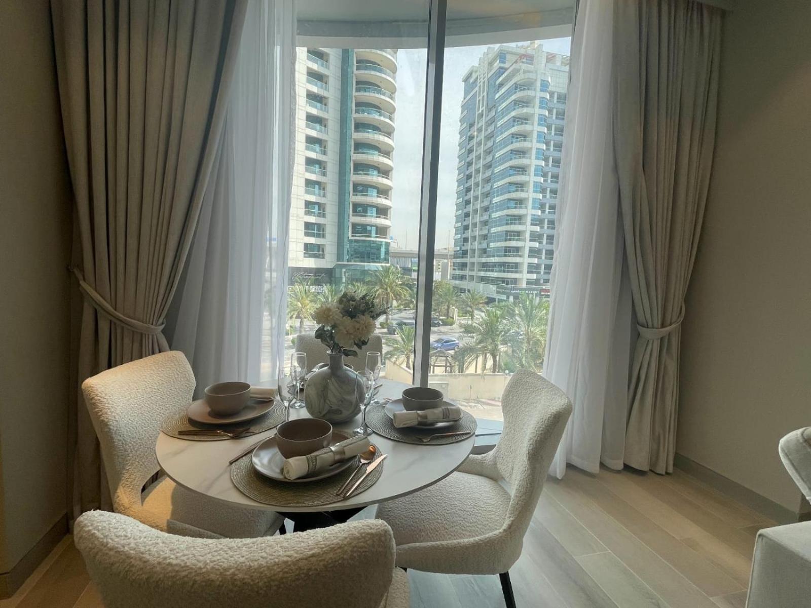 Marina Walk Gem Modern With Pool & Gym Access, Steps To & Metro Apartment *