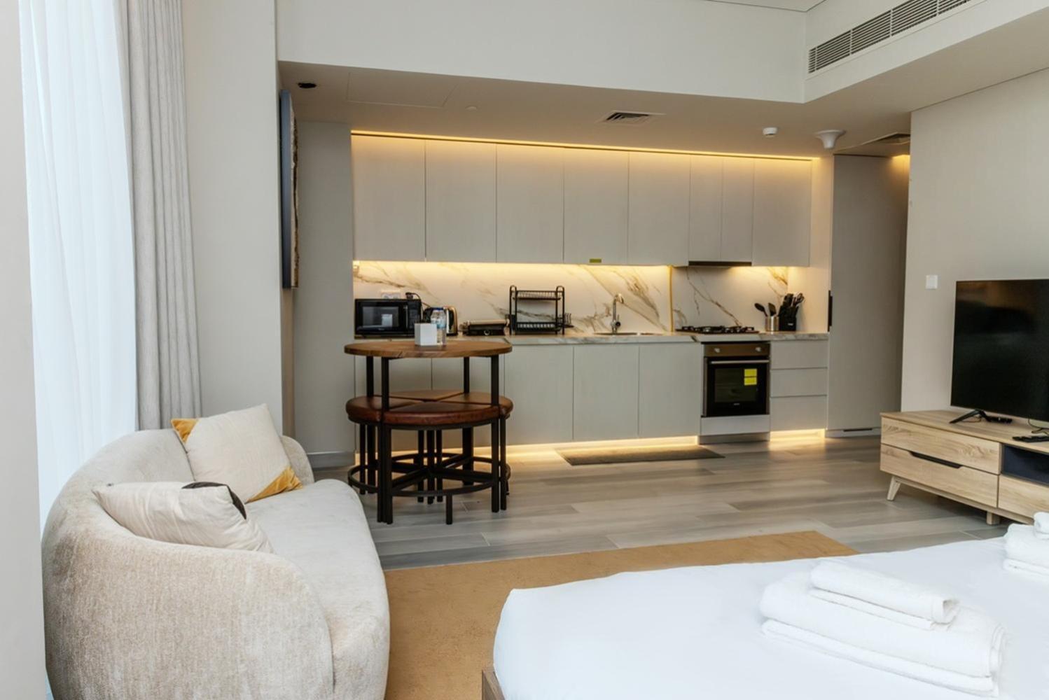 Apartment Marina Walk Gem Modern With Pool & Gym Access, Steps To & Metro Dubai