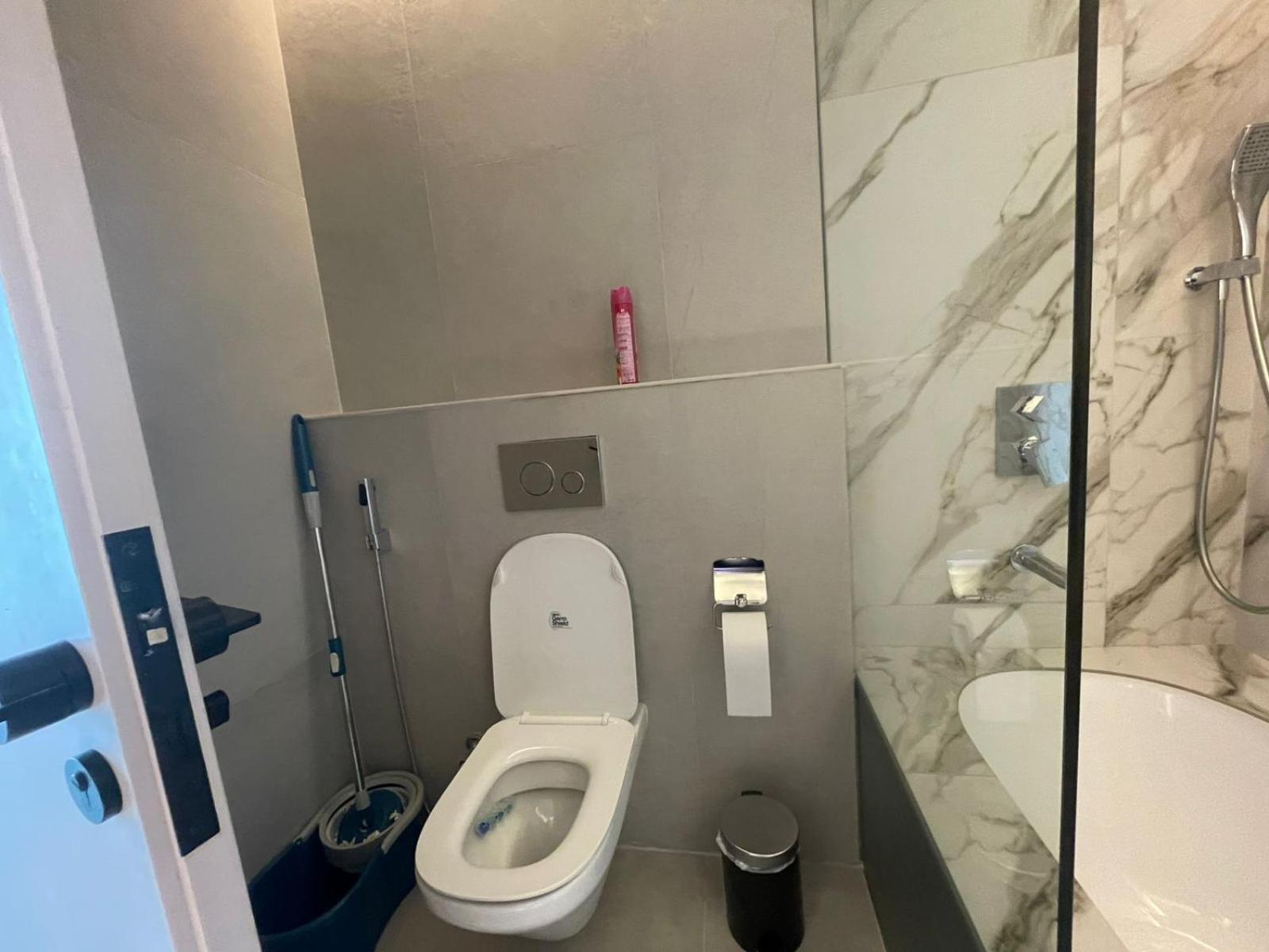 Marina Walk Gem Modern With Pool & Gym Access, Steps To & Metro