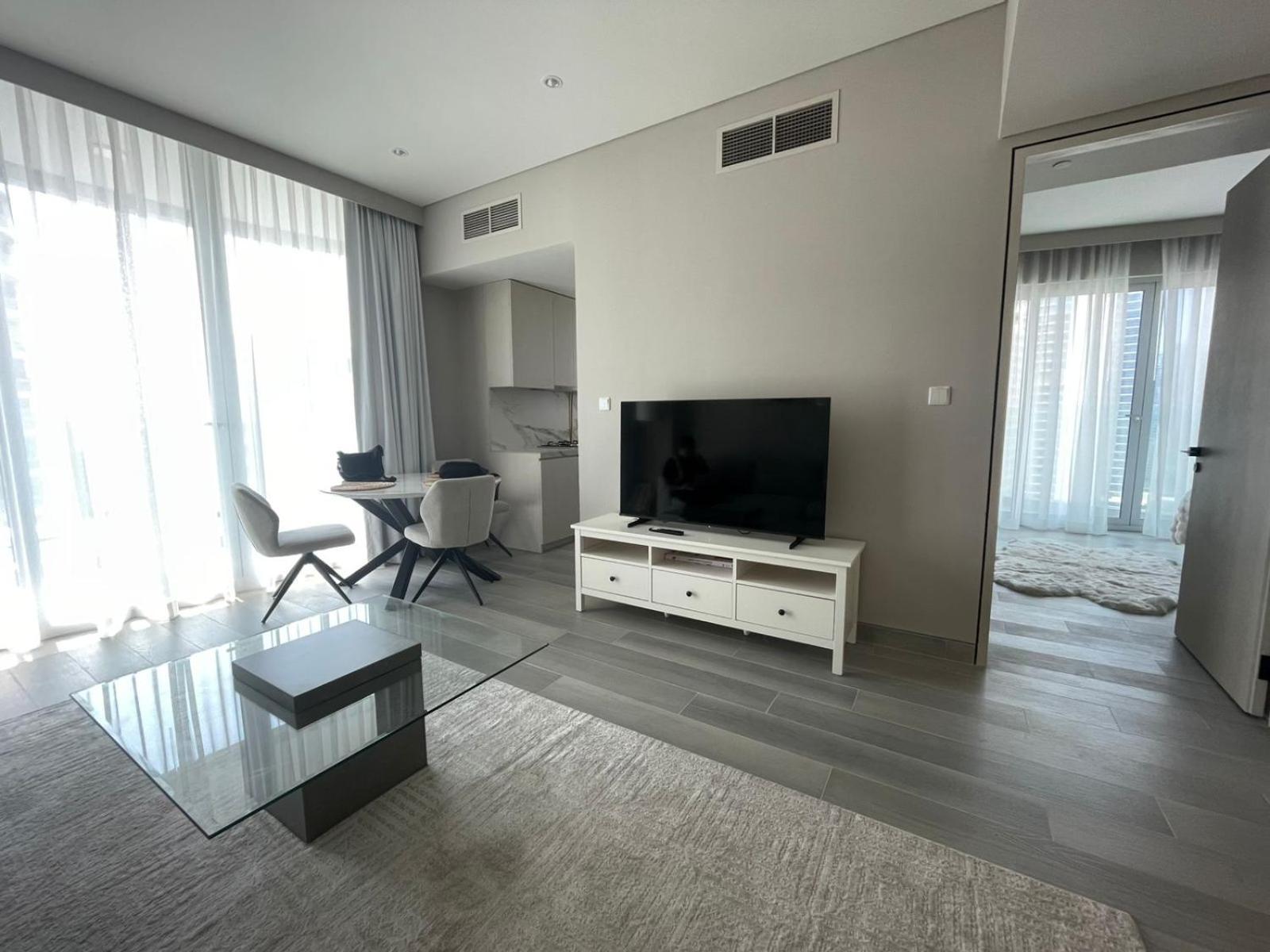 Apartment Marina Walk Gem Modern With Pool & Gym Access, Steps To & Metro Dubai