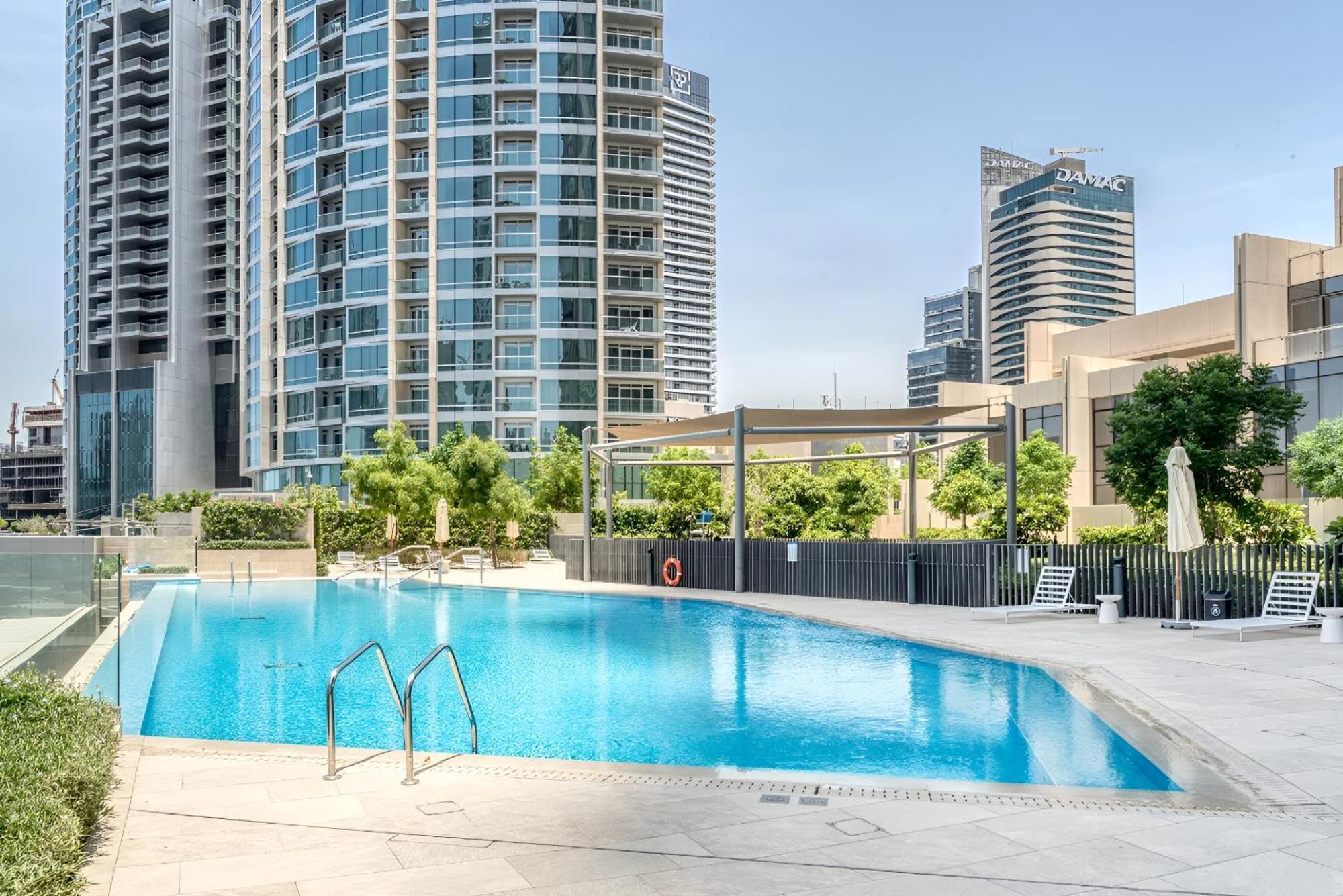 Burj View Infinity Pool - Mall Connection Apartment Dubai