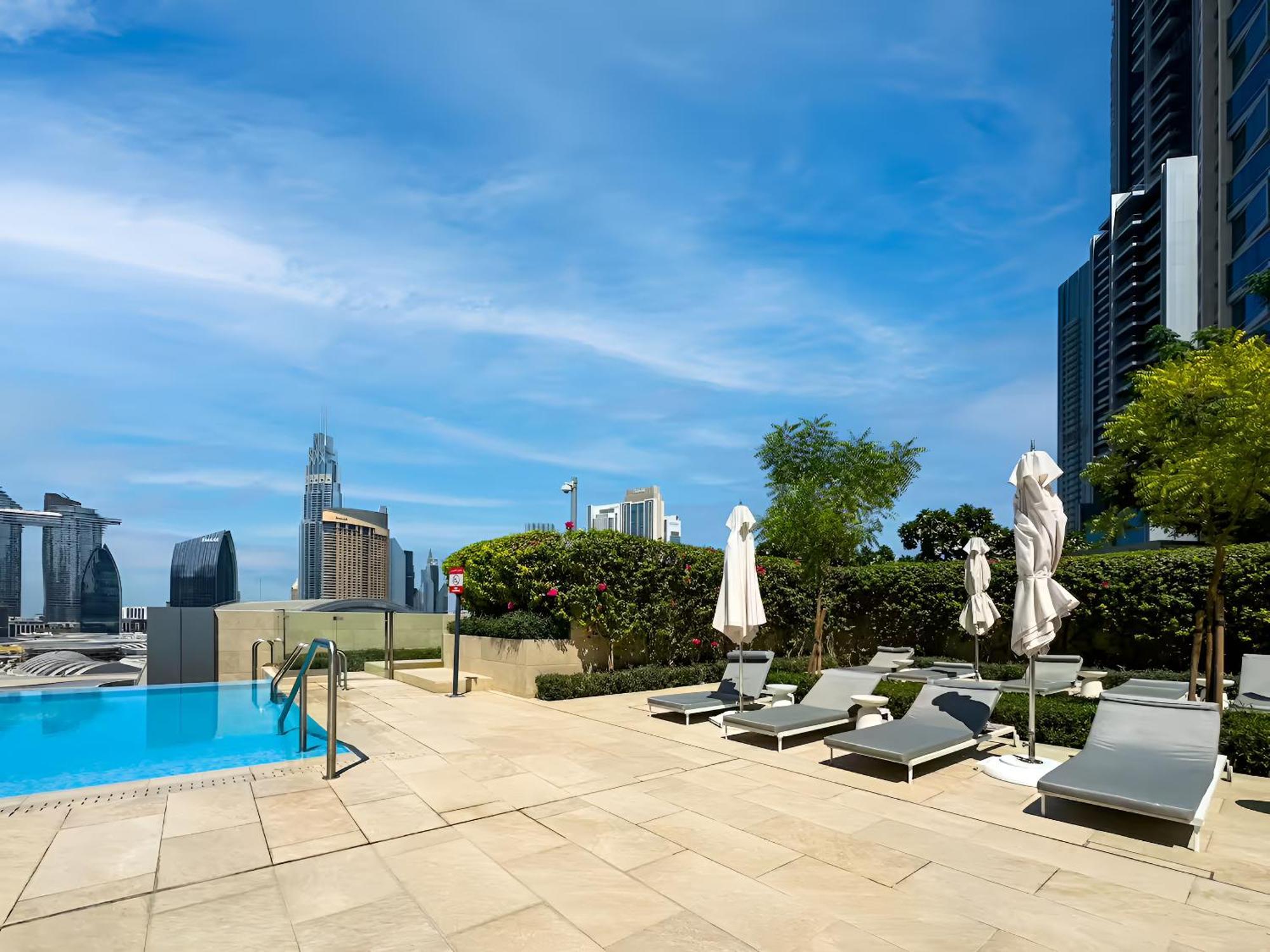 Burj View Infinity Pool - Mall Connection Apartment