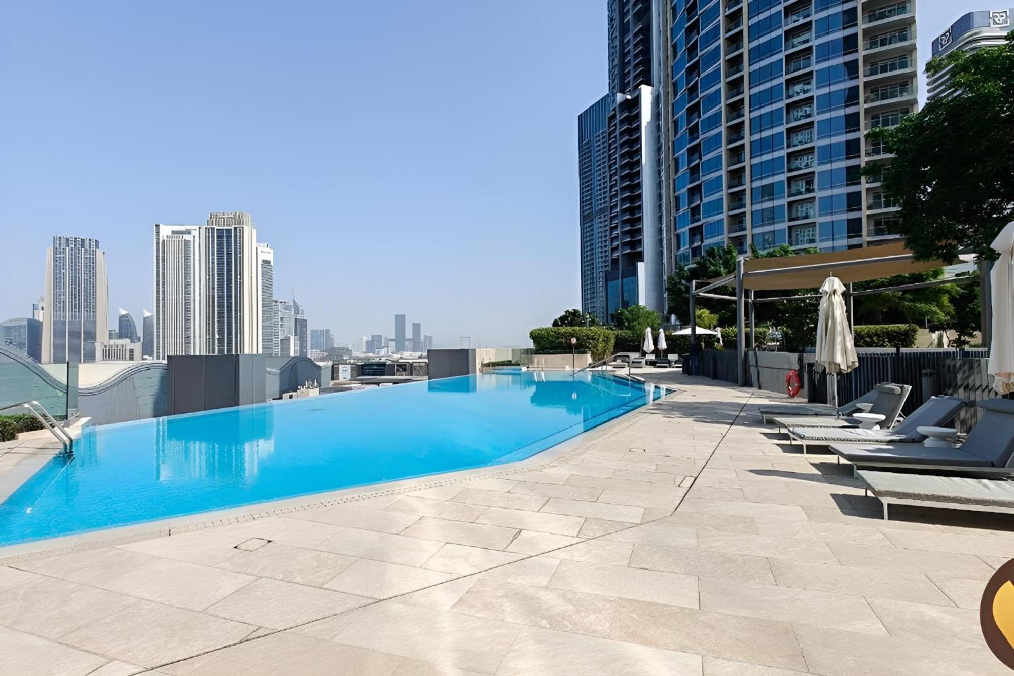 Burj View Infinity Pool - Mall Connection Apartment *