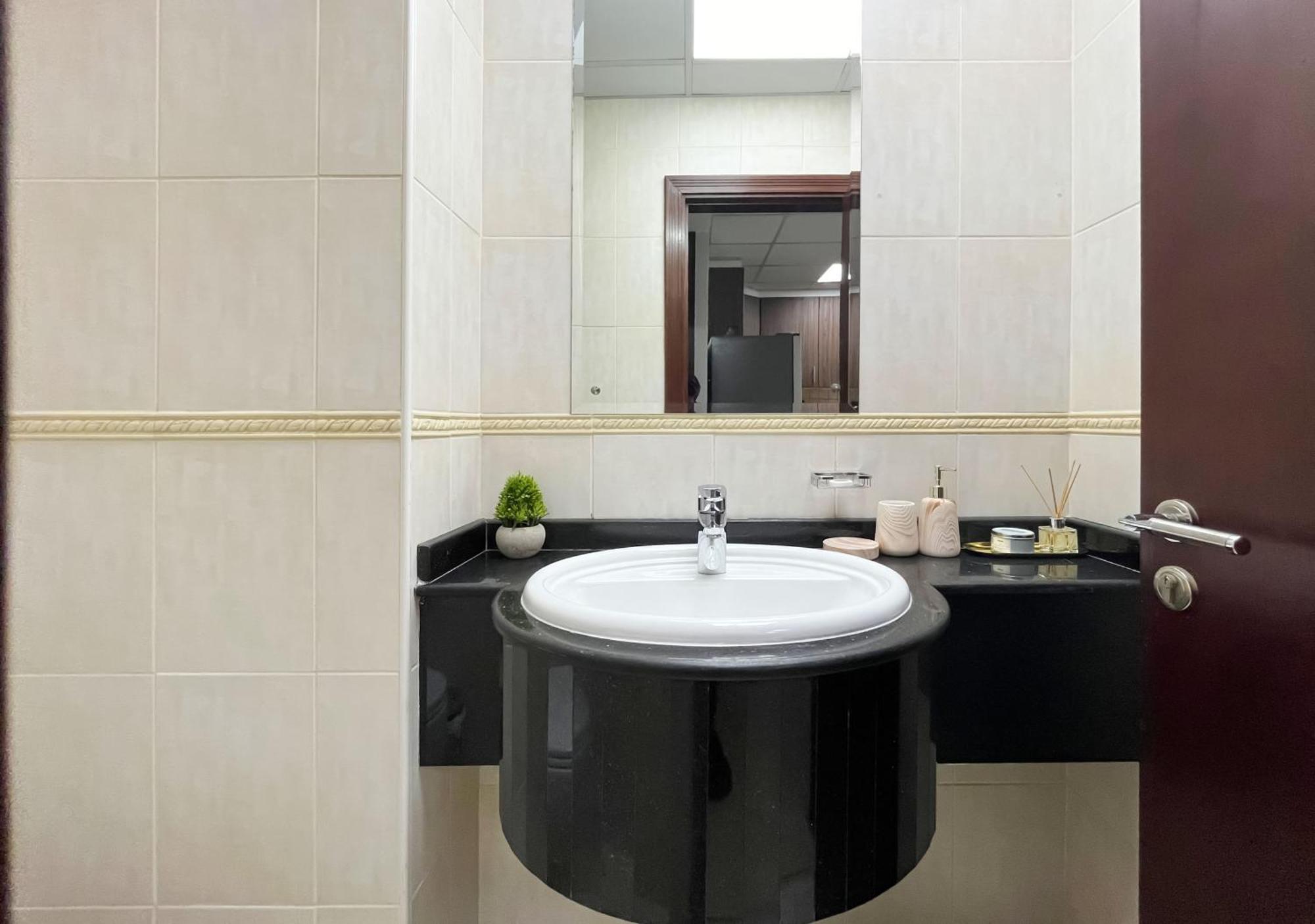 Livbnb-high Rise 1br With Balcony Near Barasti Apartment Dubai