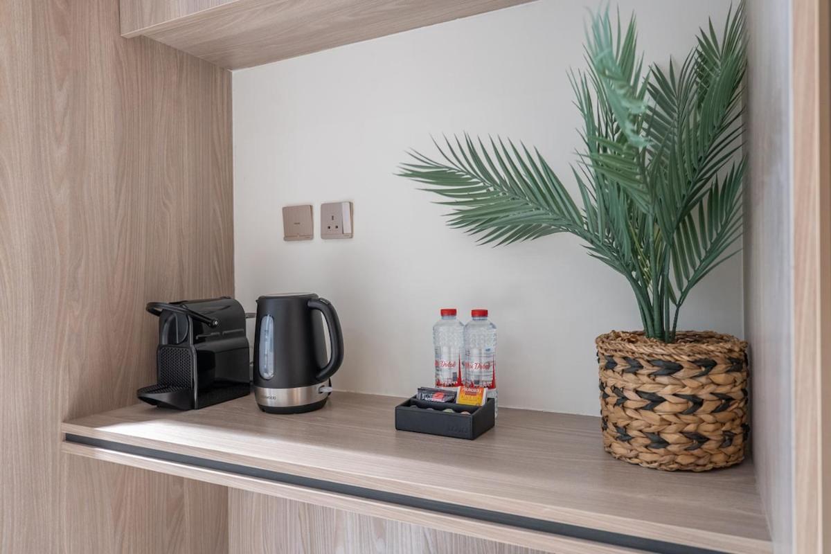 Modern By Czechin Jvc Prime Location Apartment