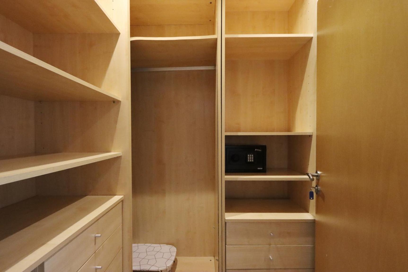 Spacious 1 Bedroom In Shoreline Near Palm Mall Apartment