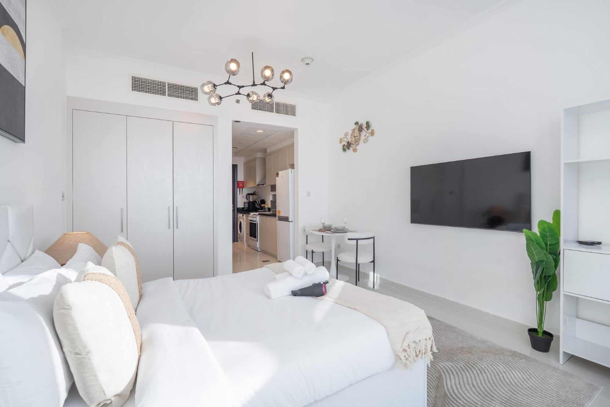 Apartment Beautifully Furnished With Skyline Views *