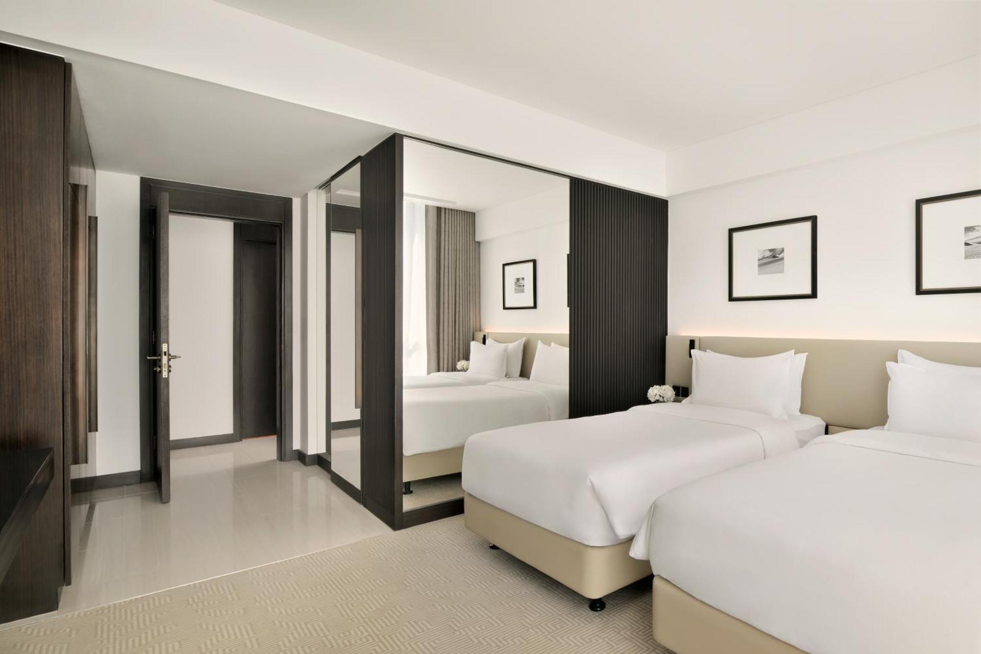 Sheraton Grand Hotel, Hotel 5*