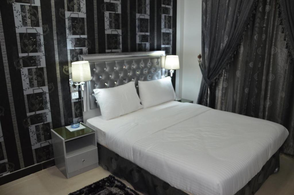 Hotel White *