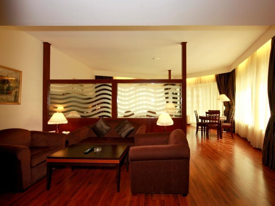 Hotel Howard Johnson Bur 3*