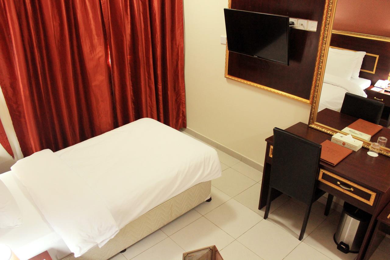 Montreal Naif Hotel 2*