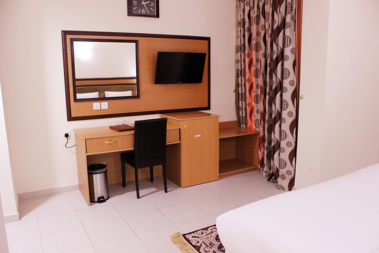 Montreal Naif Hotel
