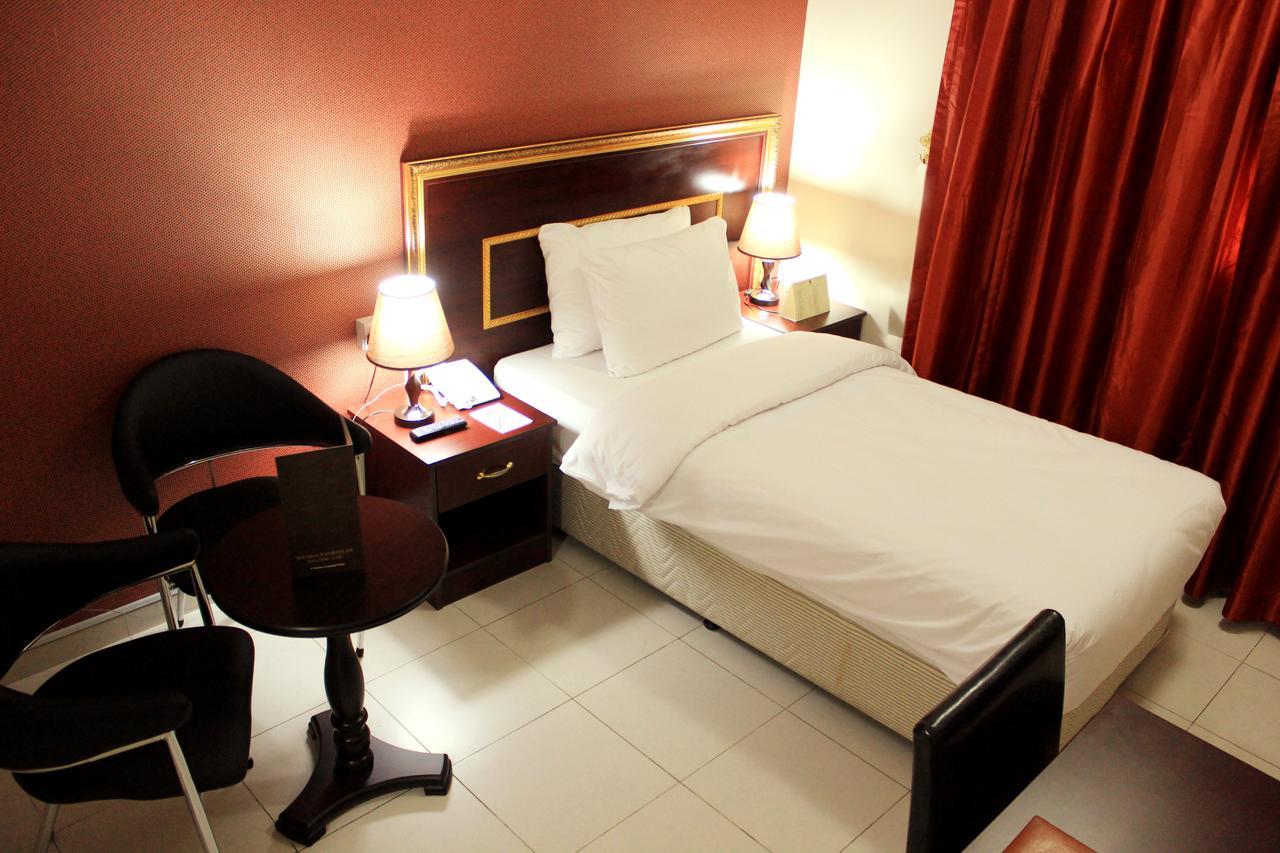 Montreal Naif Hotel 2*