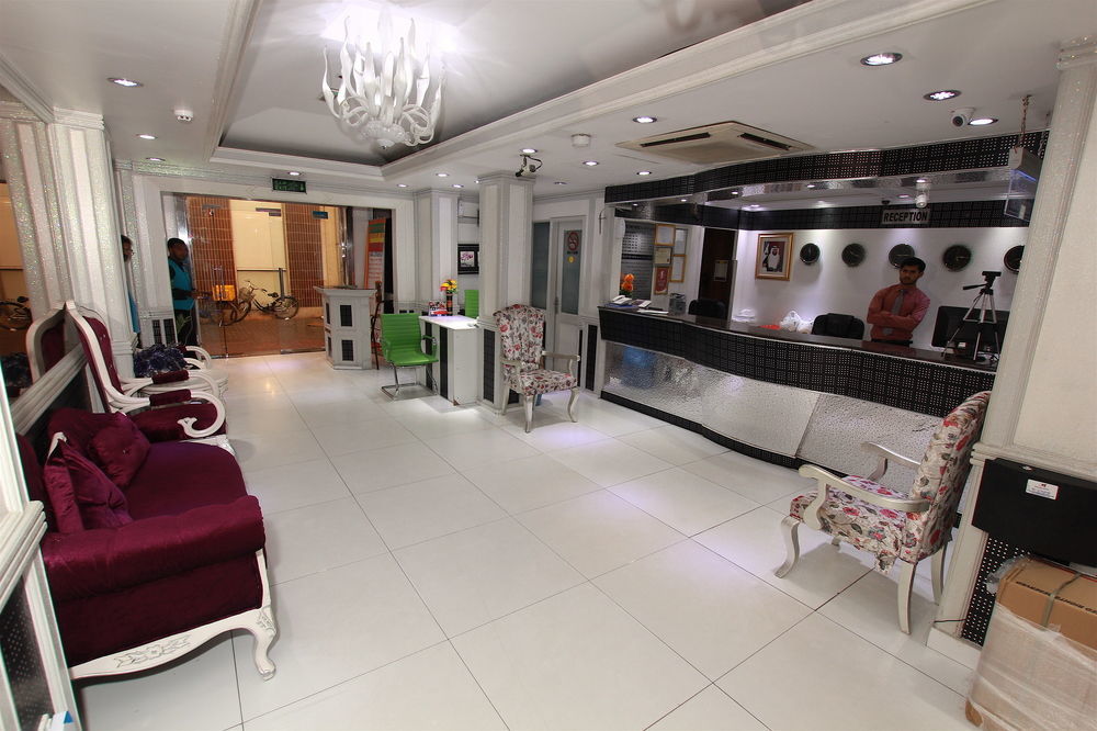 Hotel White *