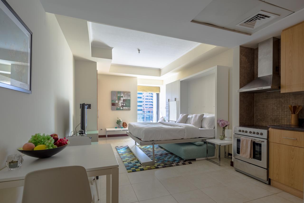 Frank Porter - Goldcrest Views Apartment Dubai