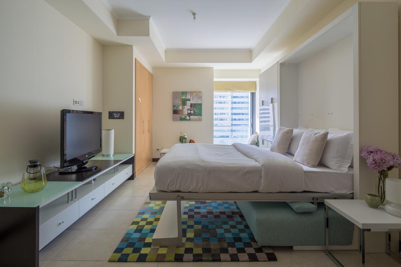 Frank Porter - Goldcrest Views Apartment Dubai