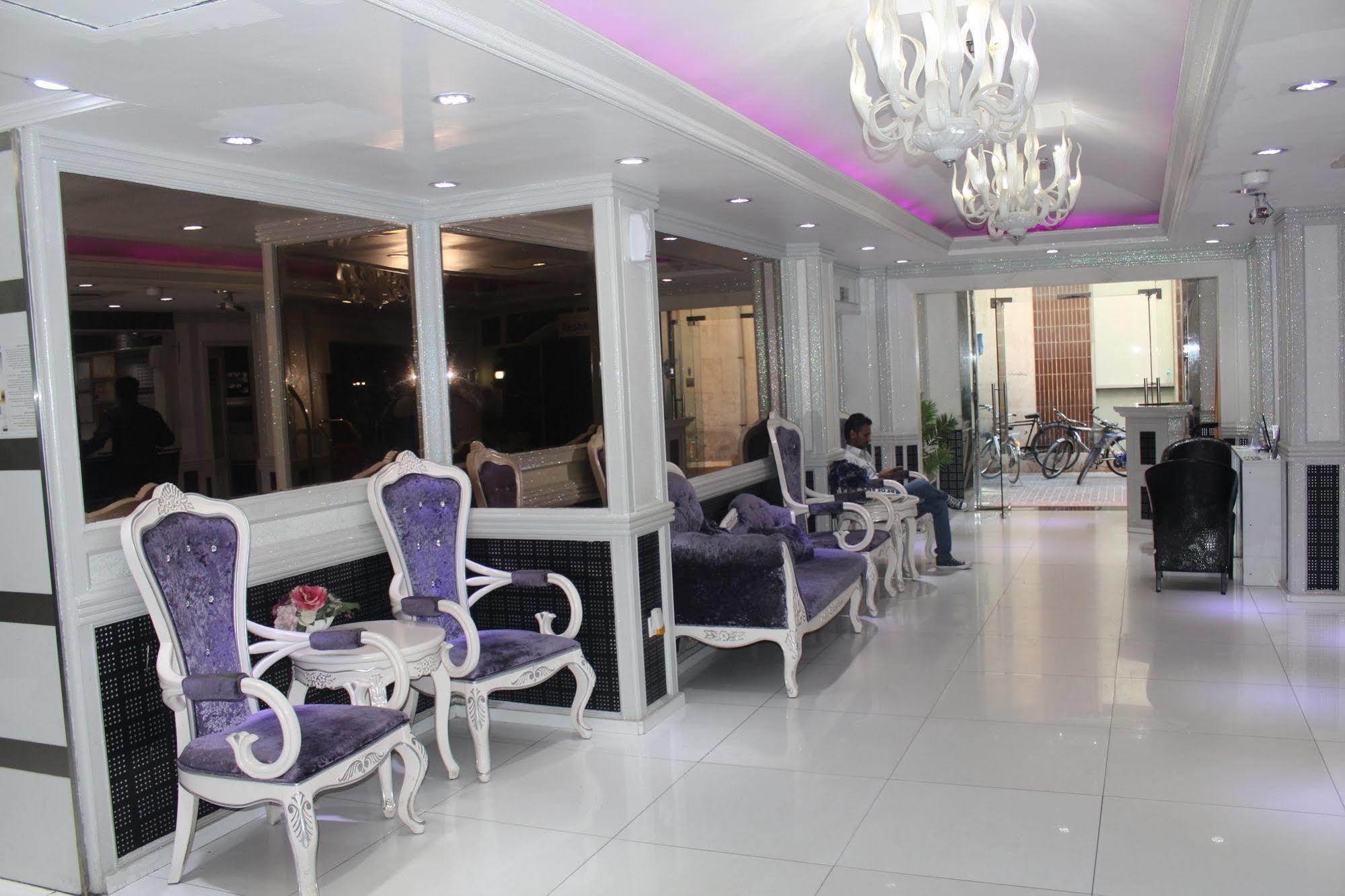 Hotel White