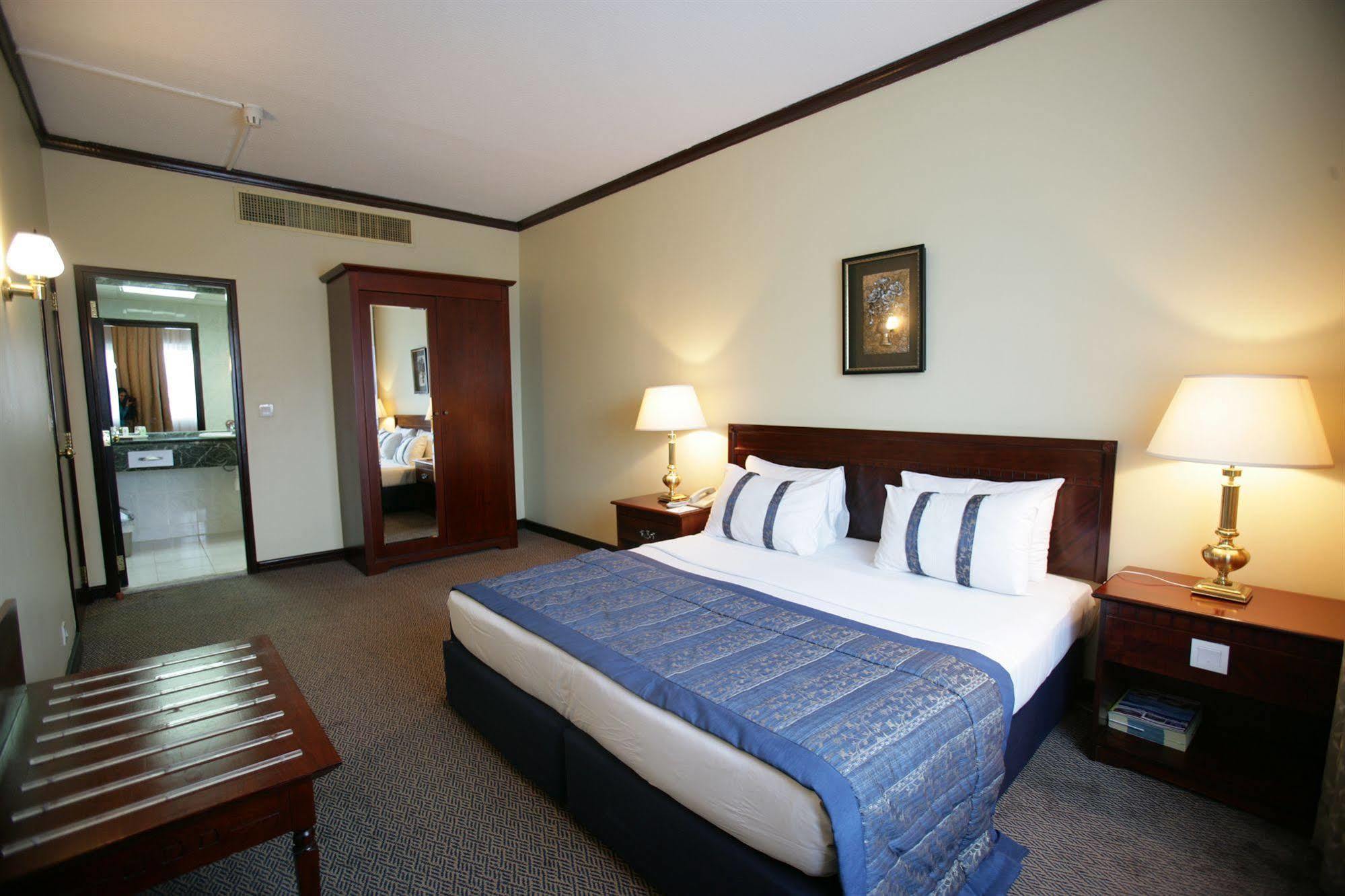 Hotel Rolla -former J5 Bur 3*