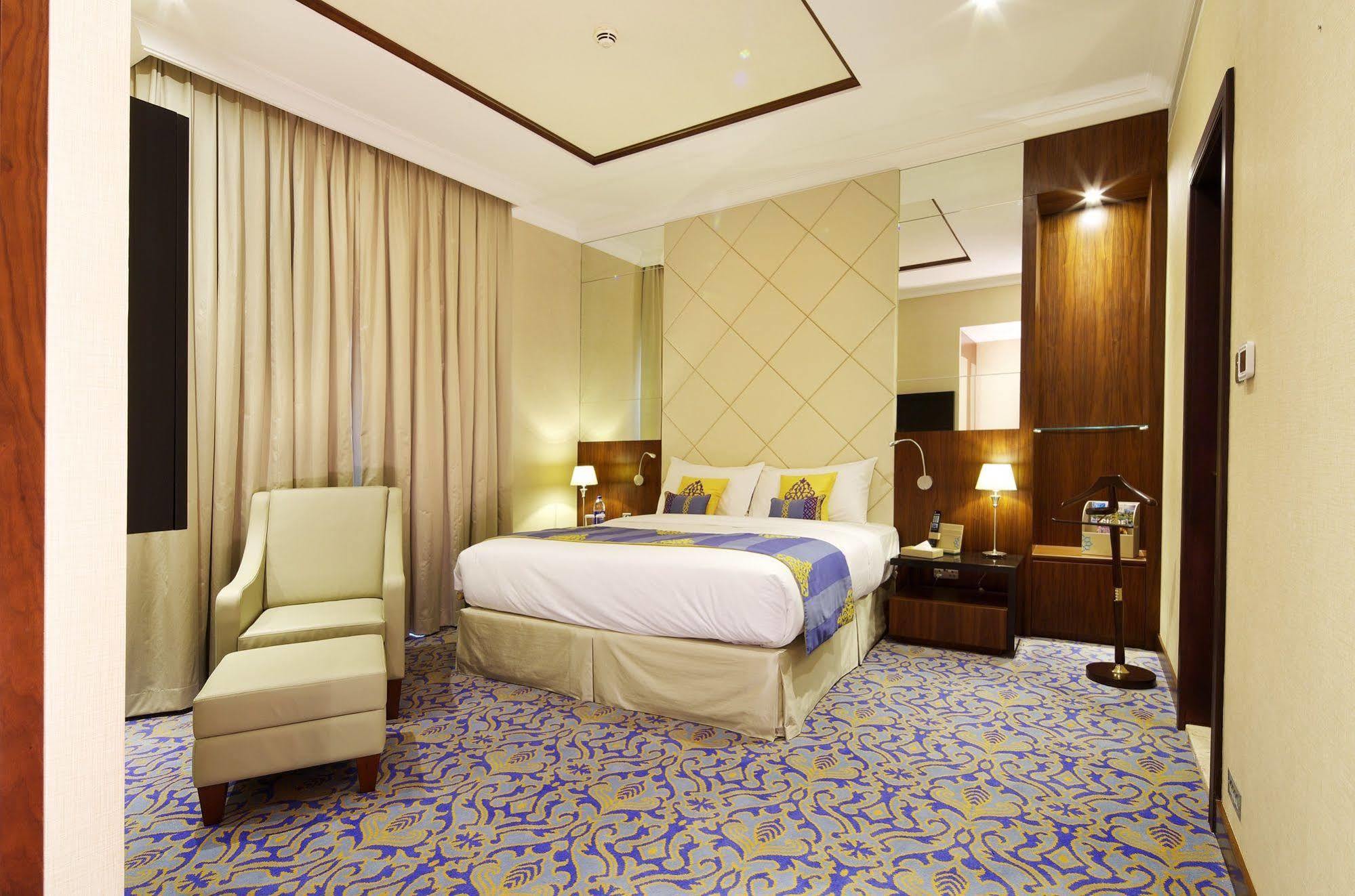 Raviz Center Point Hotel 4*