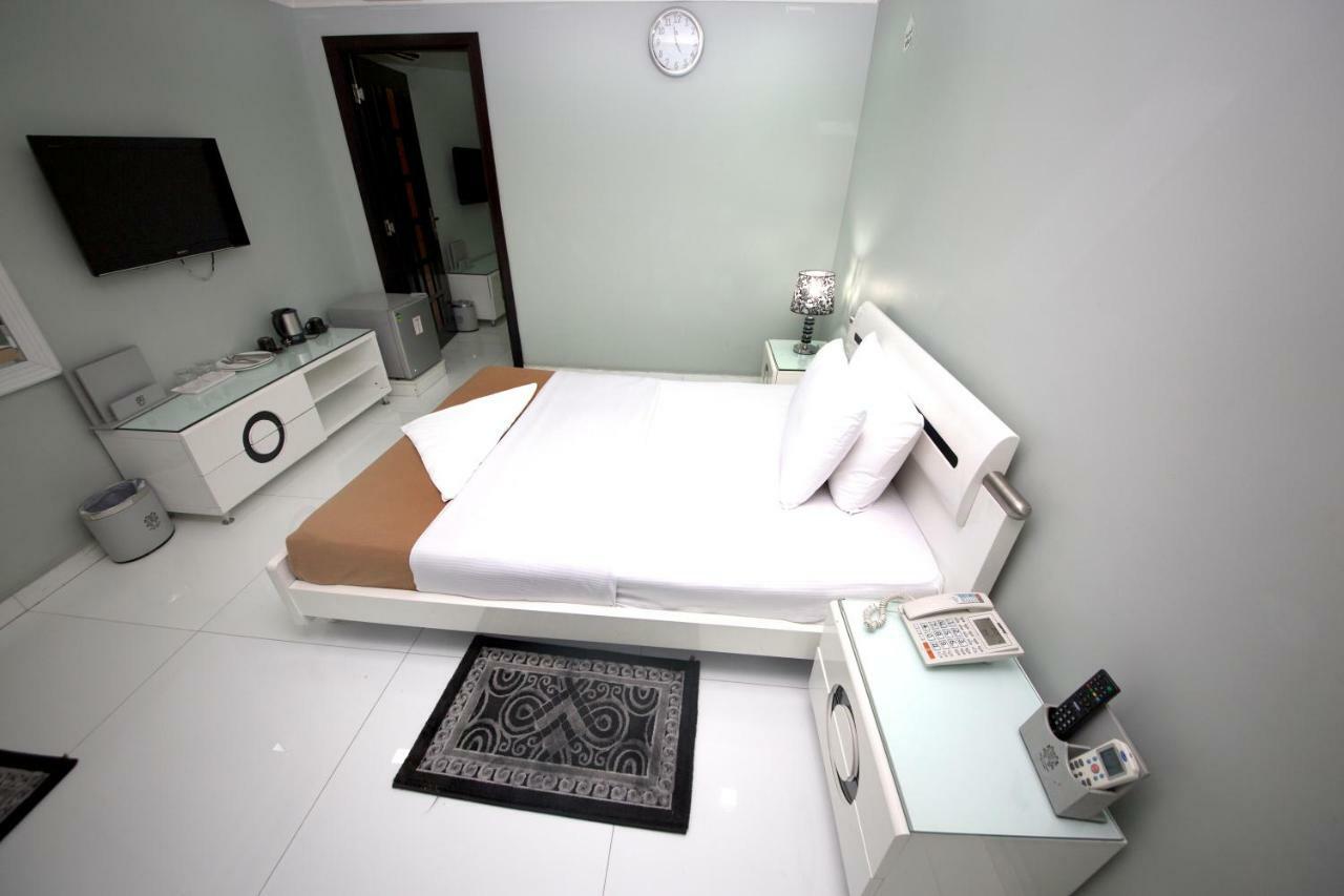 Hotel White