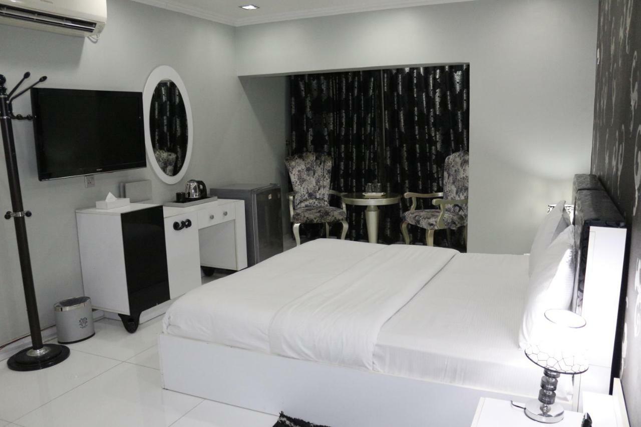 Hotel White *