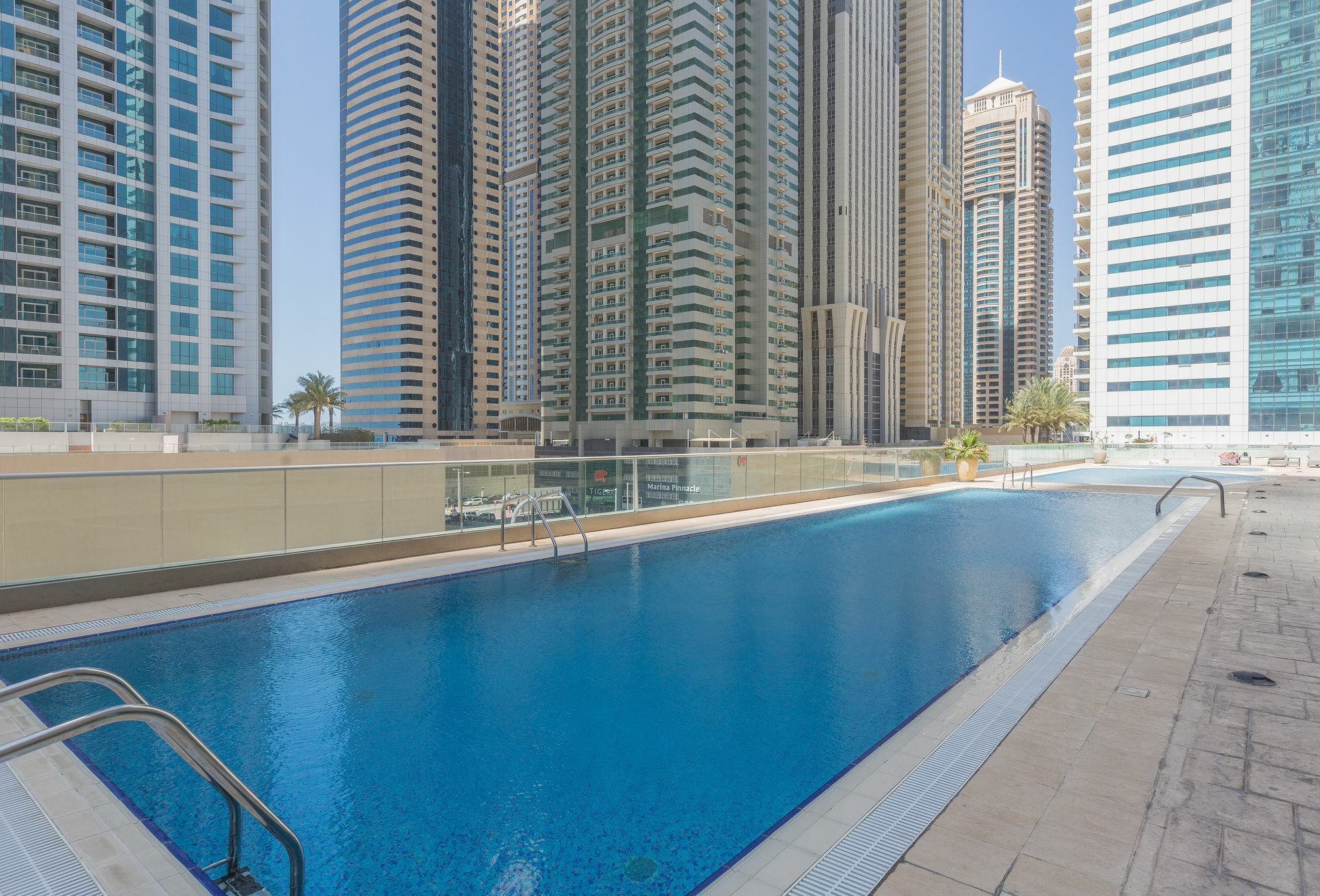 Boutique Living - Dubai Marina Heights Apartment *