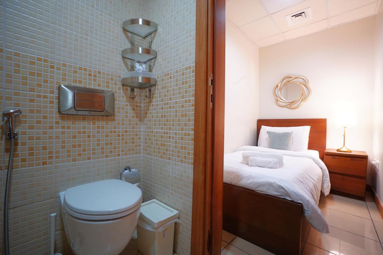 Two Continents Holiday Homes - Sea And Palm Jumeriah View Four Bedroom -free Airport Pick-up Apartment *