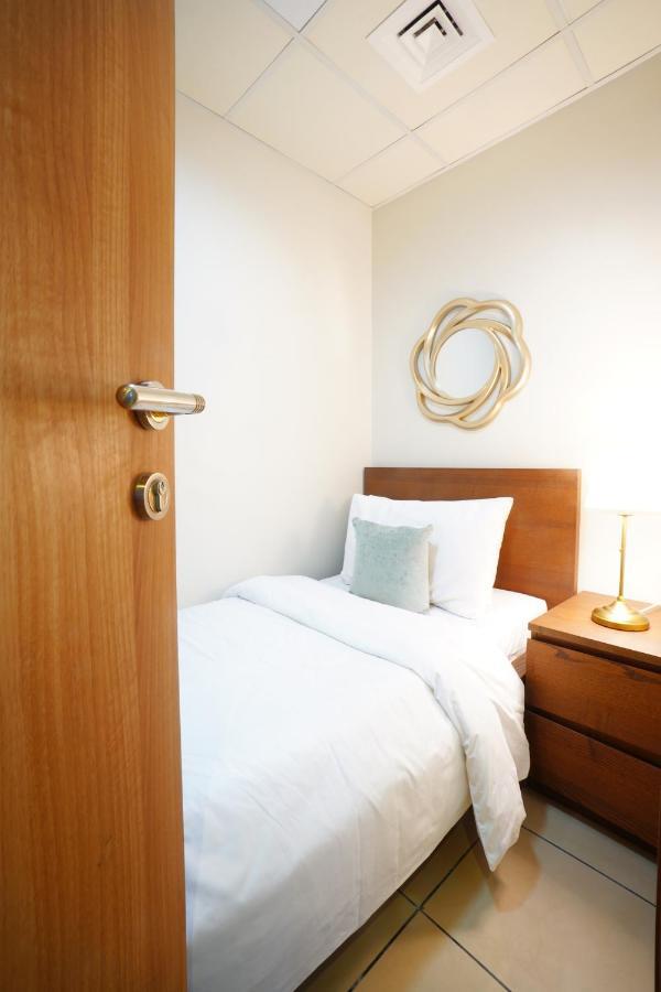 Two Continents Holiday Homes - Sea And Palm Jumeriah View Four Bedroom -free Airport Pick-up *