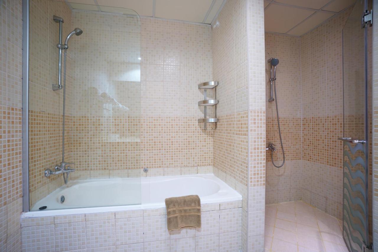 Two Continents Holiday Homes - Sea And Palm Jumeriah View Four Bedroom -free Airport Pick-up *