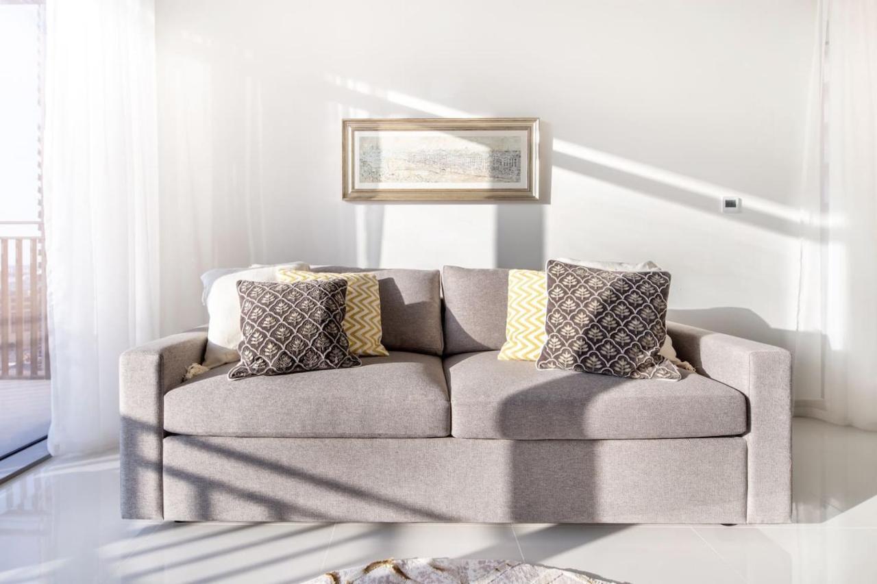 Frank Porter - Boulevard Crescent Apartment *