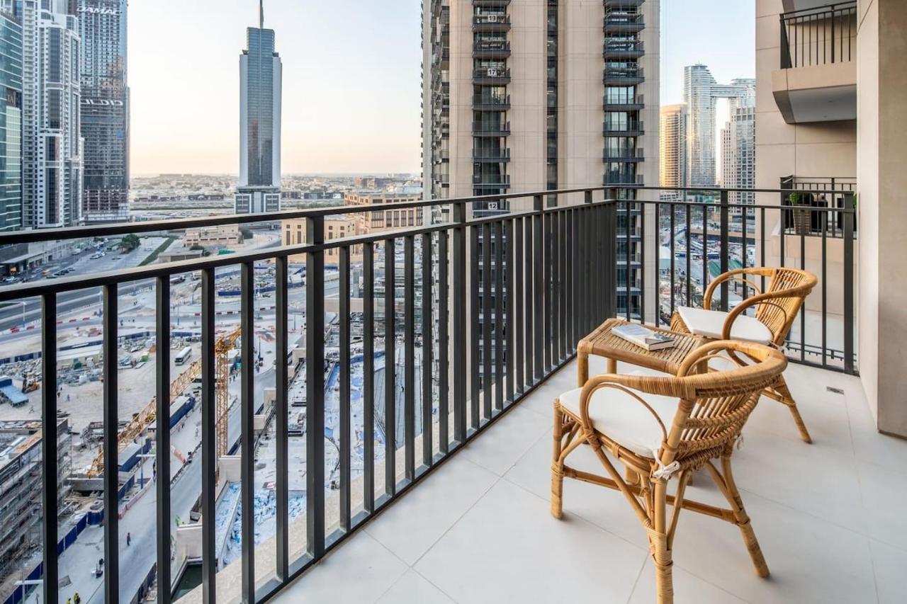 Frank Porter - Boulevard Crescent Dubai