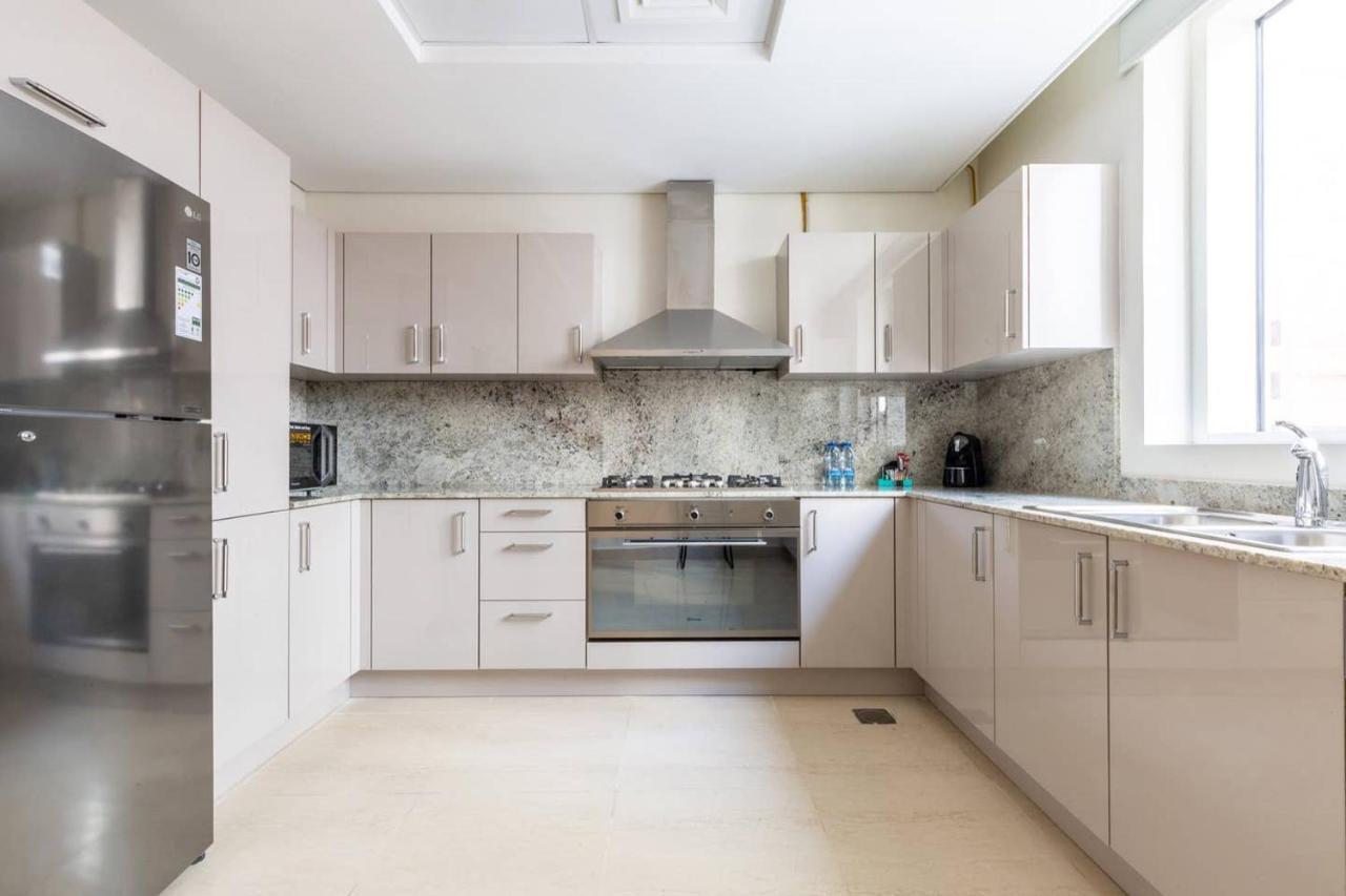 Frank Porter - Mon Reve Apartment Dubai