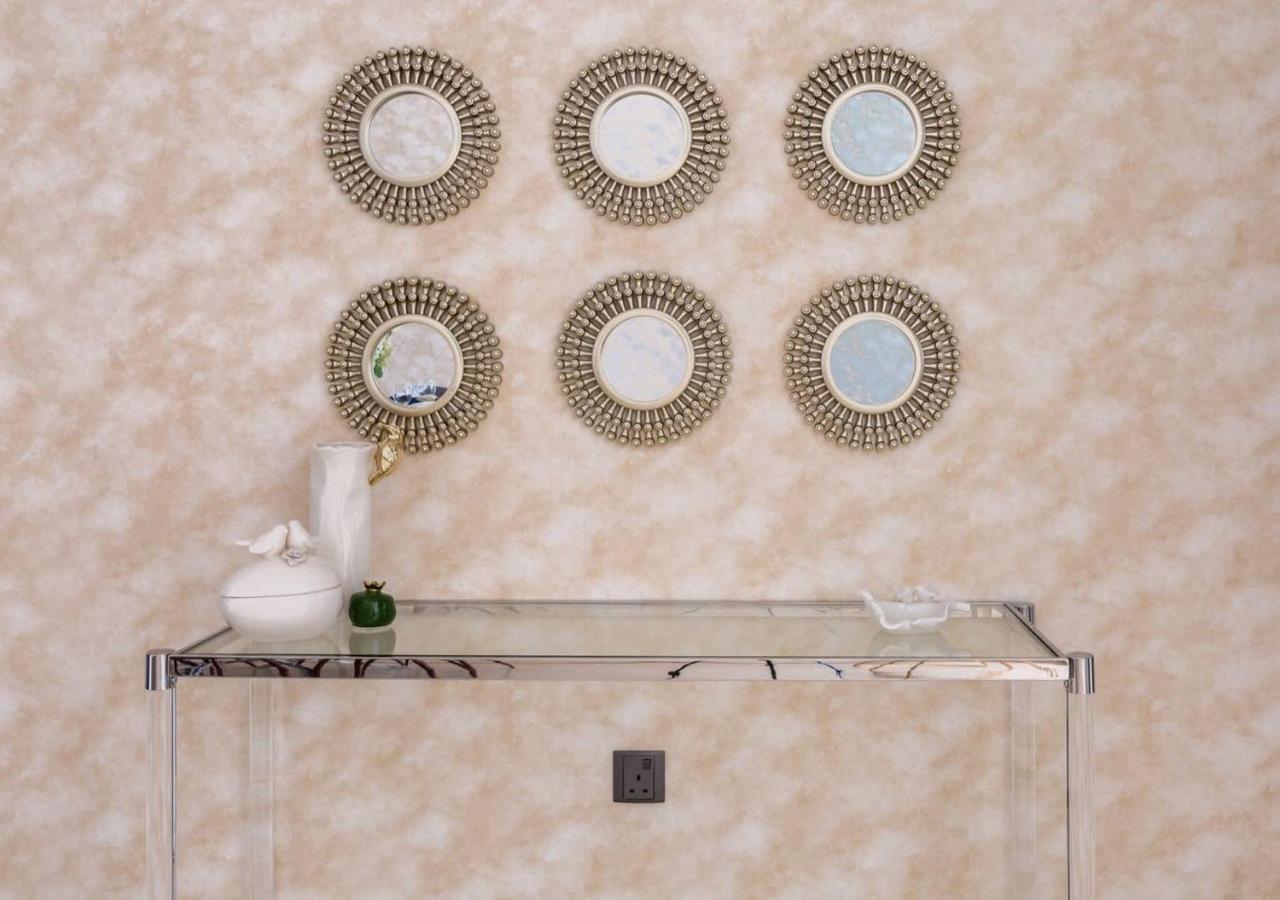 Frank Porter - Mon Reve Apartment