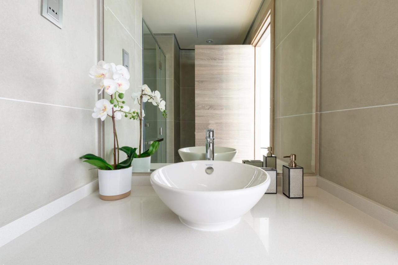 Frank Porter - Studio One Apartment Dubai