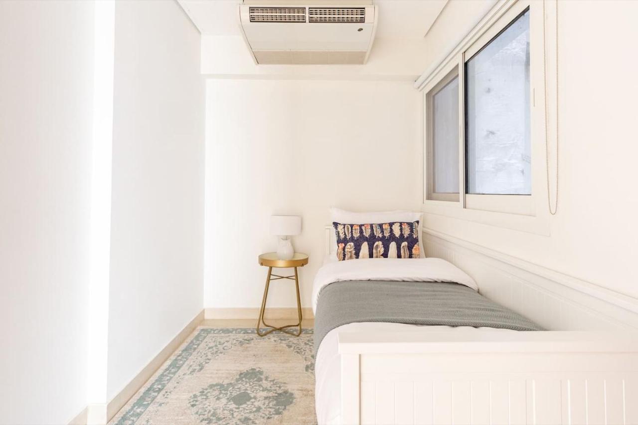 Frank Porter - Mon Reve Apartment