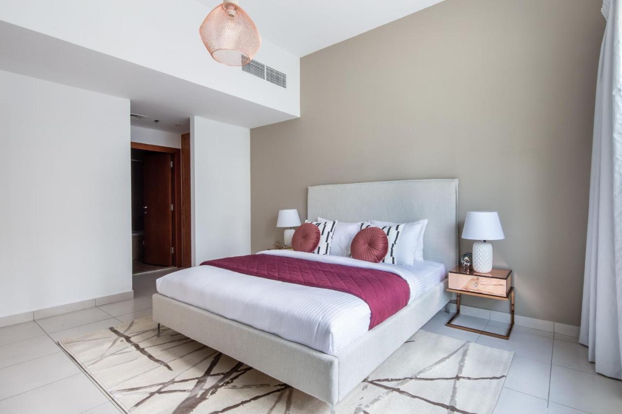Frank Porter - Marina View Tower Apartment