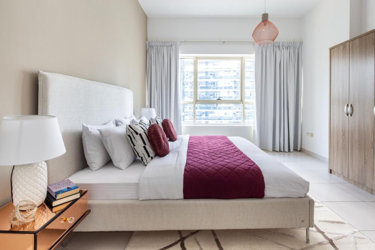 Frank Porter - Marina View Tower Apartment Dubai