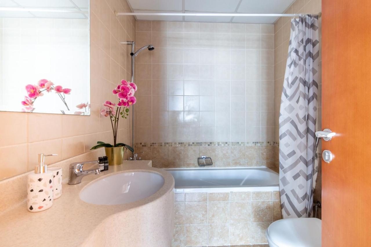 Frank Porter - Marina View Tower Apartment Dubai