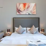 Mira Holiday Homes - Studio With Burj Khalifa View - Elite Business Bay
