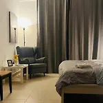 One Bedroom Apartment In Dubai Marina Near Blue Water
