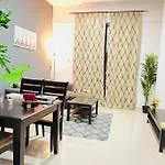 One Bedroom Apartment In Dubai Marina Near Blue Water