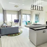 Elegant Apartment With Burj Khalifa View, Downtown