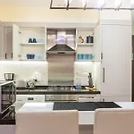Elegant Apartment With Burj Khalifa View, Downtown