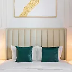 Elegant Studio Living In Discovery Gardens