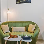 Elegant Studio Living In Discovery Gardens