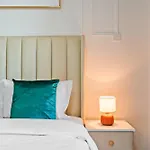 Elegant Studio Living In Discovery Gardens