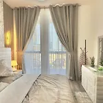 Sleek 1Br Getaway At Dania 1 With Inviting Balcony By Vibel