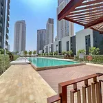 Stylish 2-Bed Oasis With Pool In Peaceful Creek Harbour