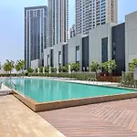 Stylish 2-Bed Oasis With Pool In Peaceful Creek Harbour