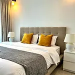 Sunkissed Holiday Homes 4Br On Jbr Beach
